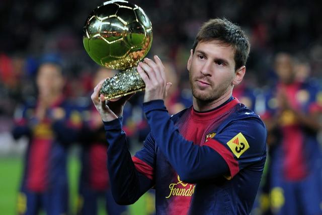 图片报：奥利塞训练中佩戴了大号钻石耳钉，孔帕尼对此不会管（图片报：奥利塞训练时戴大颗钻石耳钉，孔帕尼表示不予干涉）