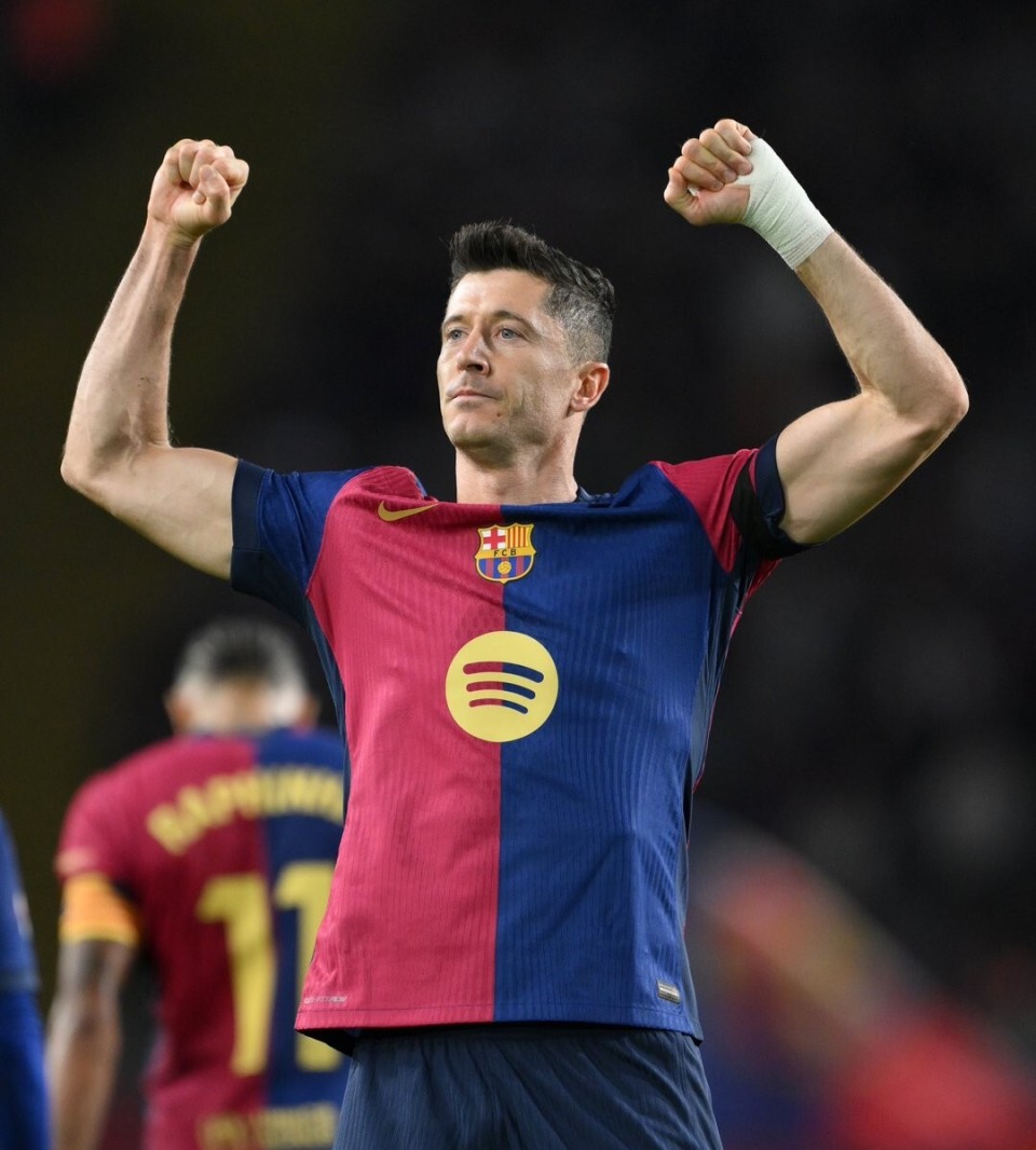 极致弯刀！孙兴慜完美任意球攻入国家队生涯第54球（神级弧线！孙兴慜任意球破门斩获国家队第54球）