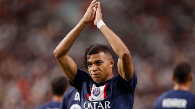 欧冠半场：里奥斯乱战破门，本菲卡暂1-0那不勒斯（欧冠半场战报：里奥斯混战中破门，本菲卡暂以1-0领先那不勒斯）