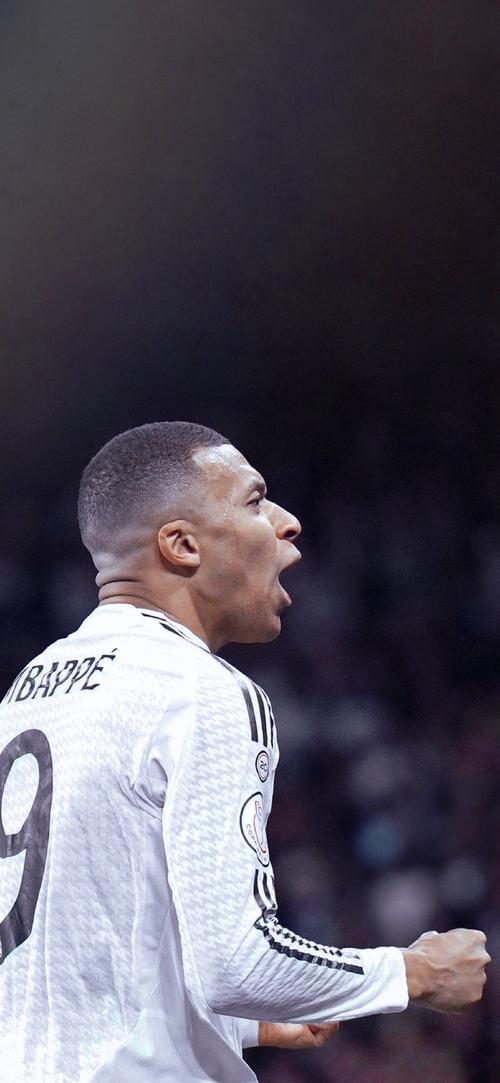 客战那不勒斯替补登场，科斯蒂奇达成尤文生涯100场里程碑（客场对阵那不勒斯，替补出战的科斯蒂奇迎来尤文生涯第100场）